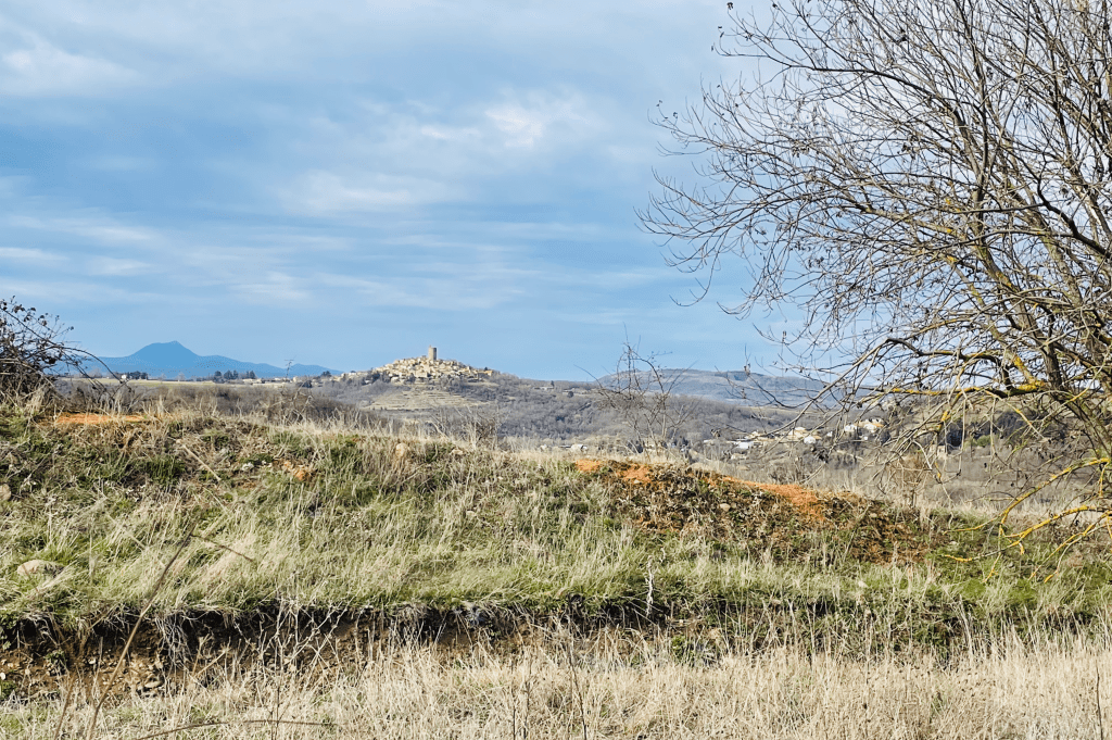 vue sur Montpeyroux et le Puy de Dôme