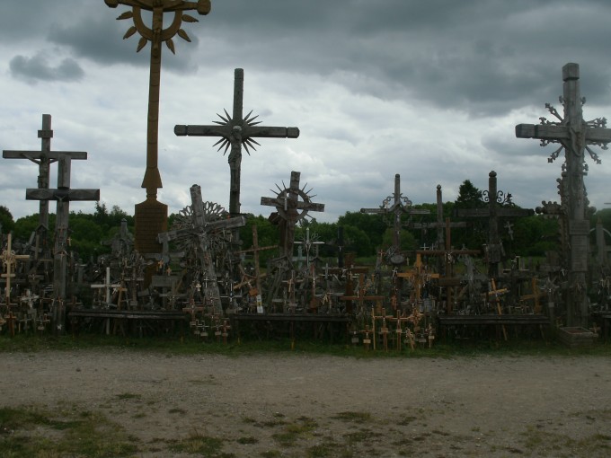 En suite les pèlerins, en signe de résistance prirent l'habitude de planter des croix sur la colline.