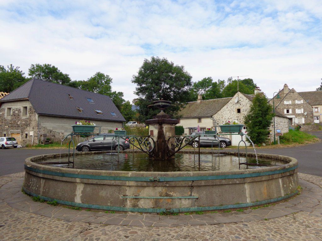 la grande fontaine circulaire à La Godivelle est le point de départ de la randonnée de jassy  à 1161 metres d'altitude .
Passe par Brion, le lac de ST Alyre et lac d'en bas