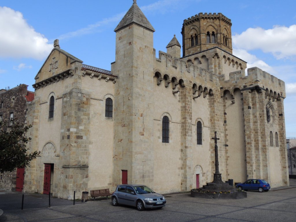 L’Eglise Saint-Léger est un monument bâti en arkose de couleur miel, offrant des constructions de différentes époques : crypte date du Xème siècle, nef et fortifications du XIIème