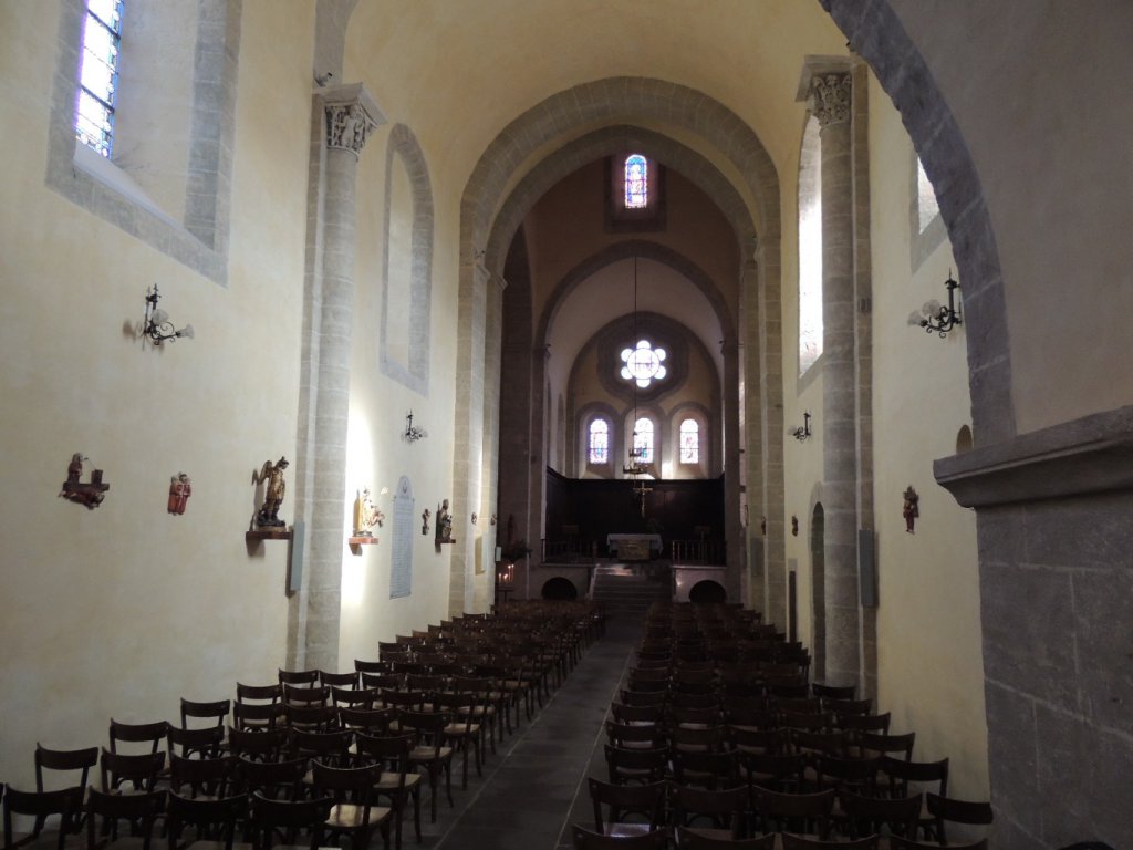 Les parties les plus anciennes de l'église et du prieuré remontent à la fin du 11e ou au début du 12e siècle. Des restaurations successives ont été entreprises aux 13e, 14e et 15e siècle.