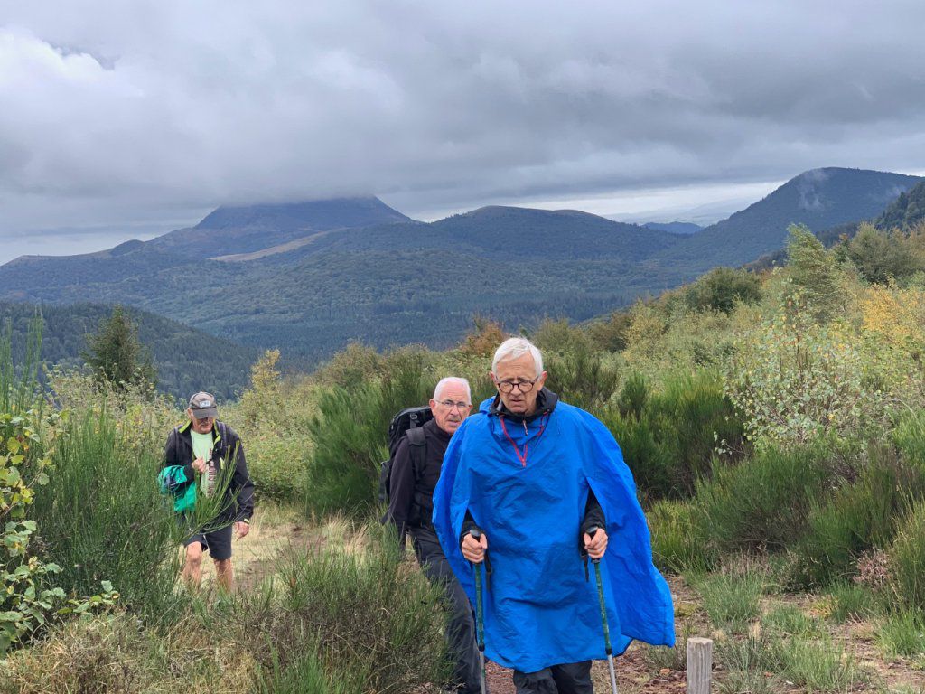 arrivée vers le point culminant 
col de jumes ;au loin le Puy de DÖME caché par les nuages 
Les puys de Jumes (1 161 m) et Coquille (1 152 m) sont des cônes de scories basaltiques de types stromboliens caractérisés par une lave assez fluide.